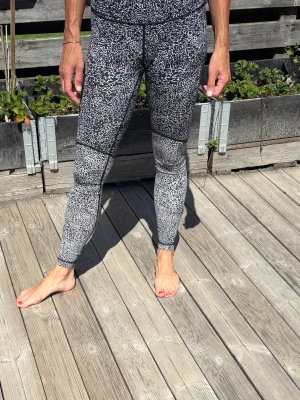 Lululemon Svarta och vita mönstrade träningsleggings - Säljer ett par tighta träningsleggings med svartvitt abstrakt mönster. Hög midja och sömmar som ger en snygg passform. Tillverkade i stretchigt material som passar perfekt för gymmet eller löprundan. 