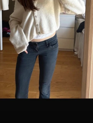 Lågmidjade bootcut jeans - Jeans från LTB i modellen Valeri. Storlek 24/36. Svart/mörkblå