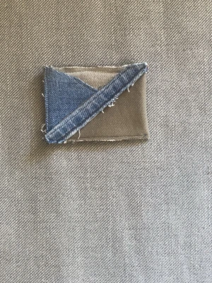 Plånbok i denim och grön - Säljer en plånbok gjord av återbrukat denim tyg. Plånboken är grön och blå och har ett fack. Plånboken är gjord av vårat uf företag deni_mdesign.