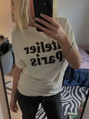 Vit t-shirt Atelier Paris - Vit t-shirt från hm med svart texttryck framtill🤍använd en gång 