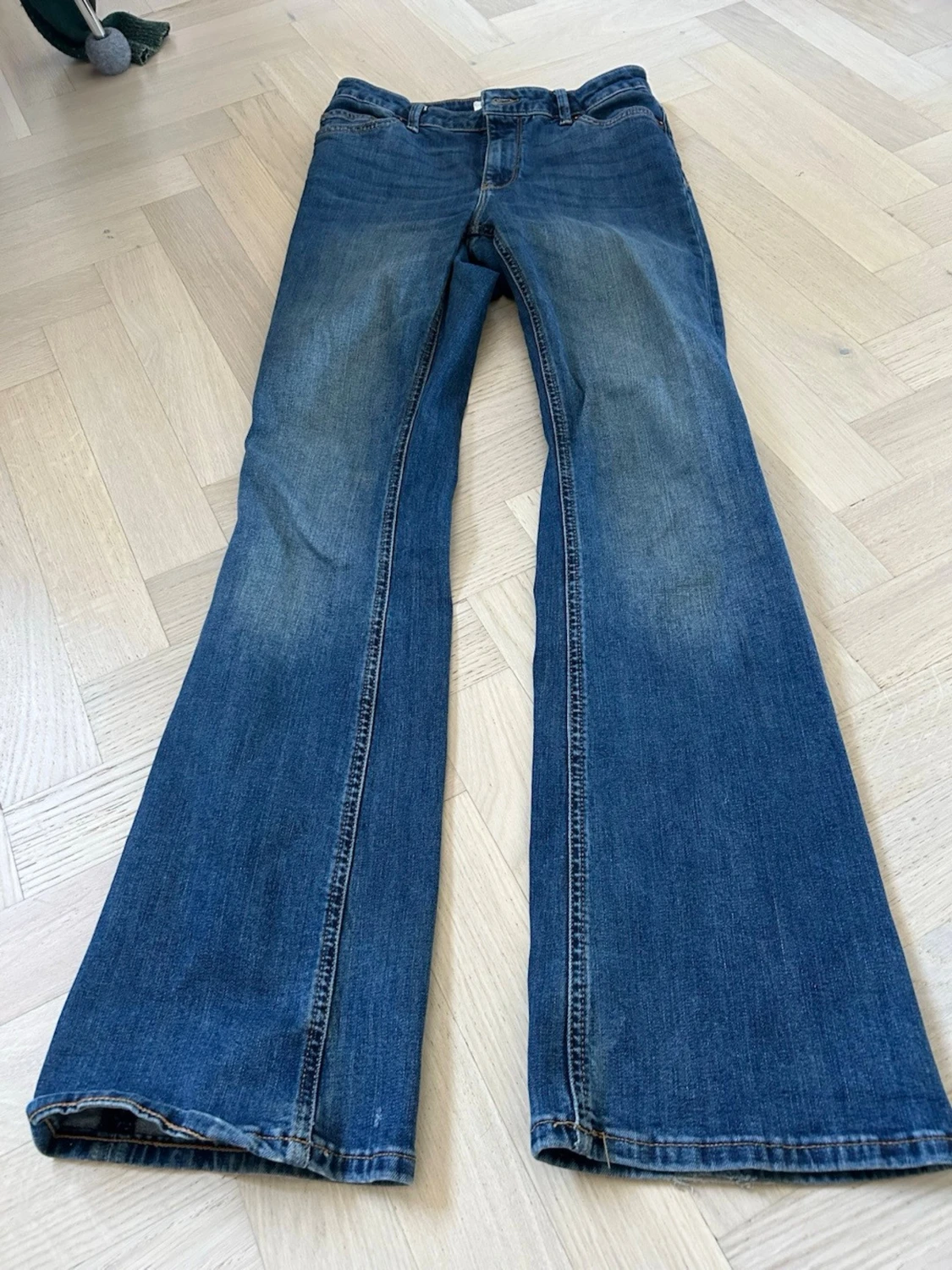 Blå bootcut jeans med hög midja - 1
