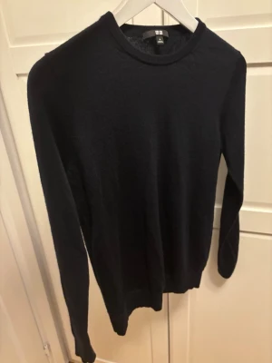 Ull crewneck Uniqlo - Schysst crewneck från Uniqlo i 100% ull,storlek M men skulle säga att den funkar för S lika bra. Priset är förhandlingsbart så det är bara att buda