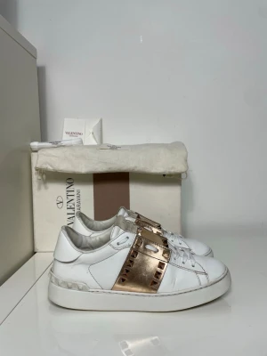 Valentino Rockstud Skor  - Säljer nu dessa Valentino Rockstud Skor, skriv för fler bilder/frågor🙌🏼