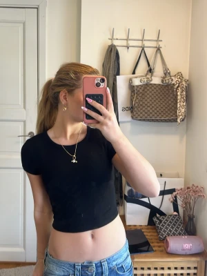 Svart och vit croppad topp - Två croppade toppar i svart och vitt med rund hals och korta ärmar. T-shirtsen har en tight passform och är perfekta att styla med jeans eller kjol. Materialet känns mjukt och stretchigt, vilket gör dem bekväma att bära hela dagen.