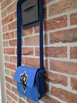 Trapstar väska, till ditt pris🫵 - Blå Trapstar crossbody i riktigt fint skick 💙 Perfekt för dig som vill ha en clean men samtidigt stickande outfit. Väskan har snygga detaljer, justerbart band och gott om plats för mobil, plånbok och nycklar. Passar både vardag och streetwear-fit. 🔥
