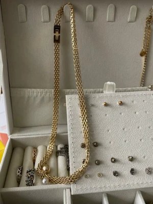 Edblad halsband  - I modell Lana, orginalpris 600 Använd någon gång Smyckesasken följer med  Rostfritt stål o 14k guldplätering Nickelsäkert o vattentålig ❣️