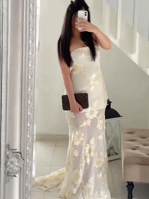 Bella barnette klänning - Aldrig använd (kolla sista bild), storlek XS köpt för ca 1,100kr säljs för 800 men pris går att diskutera vid snabb affär, helt ny klännkng