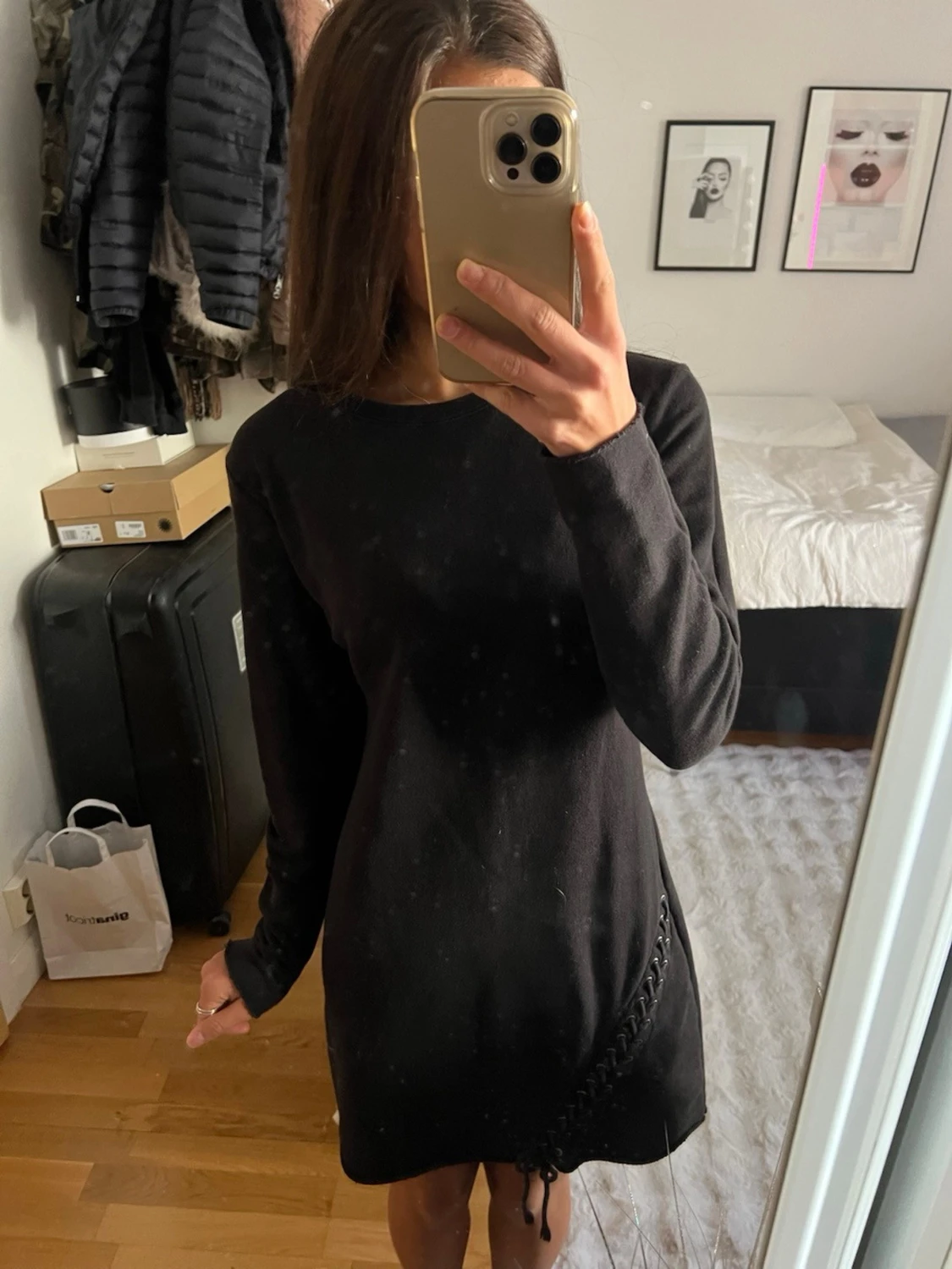 Svart långärmad klänning med snörning - 1