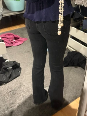Svarta bootcut jeans  - Snygga svarta bootcut jeans, från Gina och köpt för 500. Kommer inte längre till användning.