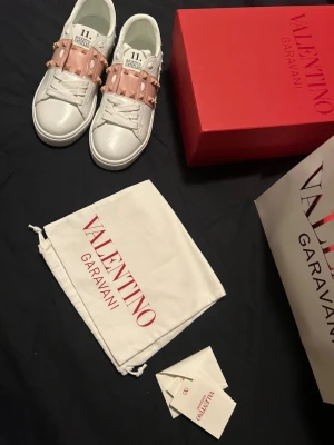 ❣️ Valentino Open Studs Pink Rosa 38 EU NYA 37 - PRIS KAN DISKUTERAS ☺️! först till kvarn! ~Valentino Open i Rosa 38 med studs! Väldigt fräscha och coola skor med rosa verkligen wow 💞🌸  skriv vid frågor eller funderingar jag svarar på vad som !! (om du har 37-38 EU storlek passar dem:))