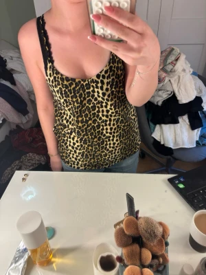 Leopard linne - Snyggt och skönt linne från VeroModa. Inga tecken på användning