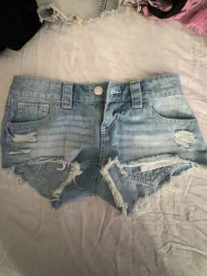 Ljusa jeansshorts med slitningar - Ljusblå jeans från Gina tricot!🩷