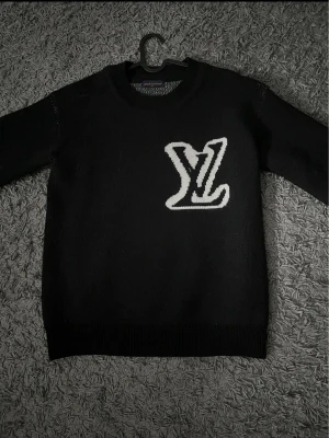 Lw sweater - Använd ett fåtal gånger, inga defekter. Pris kan diskuteras vid snabb affär.