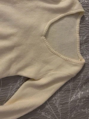 Ljusribbad långärmad topp - Snygg ljus ribbad topp med lång ärm och v-ringad hals. Materialet är mjukt och stretchigt, perfekt för en clean och enkel look. Passar till allt och är superenkel att styla.Tror att det är hm är inte säker.Skriv privat för mer bilder🤍