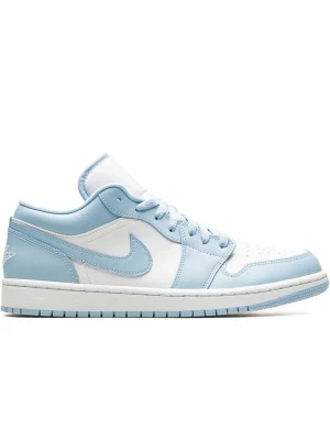 Nike Air Jordan 1 Low UNC blå/vit - Snygga Air Jordan 1 Low sneakers från Nike i en fräsch kombination av ljusblått och vitt läder. Finns lite creased på framsidan av skon. Finns bild om man vill ha🤗