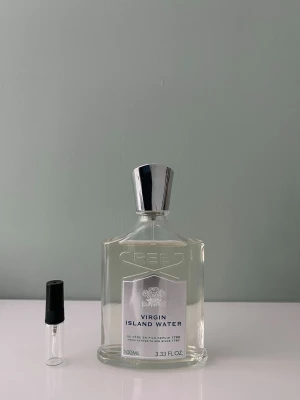1 ml sample/doftprov av Creed Virgin Island Water - Ett sample sample på 1 ml av Creed Virgin Island Water. Det är en fin sommardoft med inslag av citrus och kokosnöt som gör den väldigt bra vid varmare väder. Våra samples är helt nya och gjorda av glas. Det är fritt fram att skriva om ni har några frågor! 