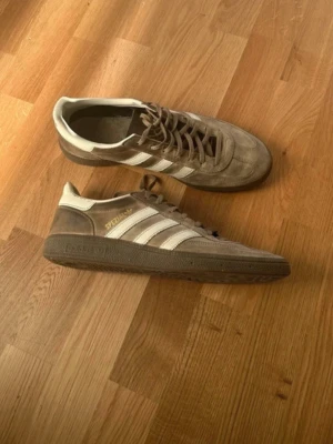 Adidas speziale - Ett par schyssta speziale i storlek 44, beige.