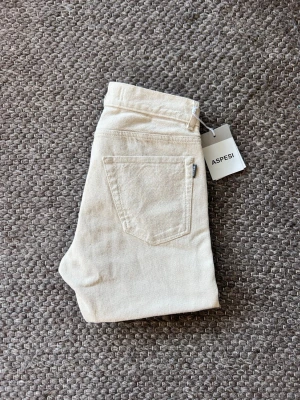 Jeans/Chinos Aspesi - Snygga beiga jeans/chinos från Aspesi med rak passform. Aldrig använda och går för cirka 3000kr nya. Jeansen har en stilren look och är tillverkade i italien. Trendigt mode inför vår och sommar. Plagget är aldrig använt.