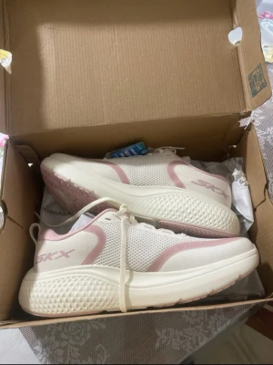 Nya Skechers sneakers(utan prislapp) - Snygga Skechers sneakers i vitt med ljusrosa detaljer och tjock sula. Helt nya och aldrig andvända. 