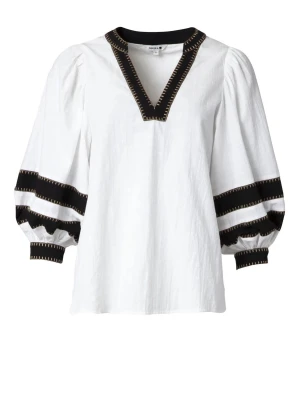 Super fin blus i bomull med puffärmar  - Så fin blus från indiska med vackra detaljer och super passform.  Vit med svarta och guldiga detaljer, knappar i ärmslut. Luftig, skön och smickrande modell. Stl M men kan även passa L, tajtast över bysten. Sitter perfekt på mig som har 80-85c. Knappt använd, tvättad 1ggr på skonsamt program. Så i nyskick. Dyr i inköp närmare 1000:-
