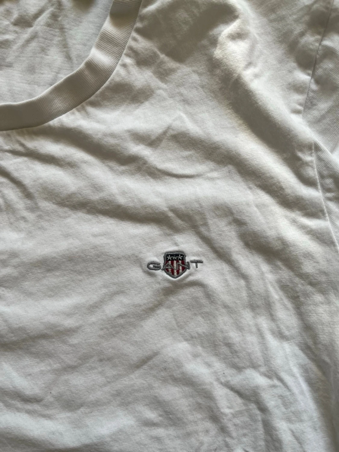 Vit t-shirt från GANT med broderad logga - 1