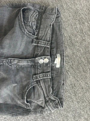 Grå bootcut jeans från Gina Tricot - Snygga basic jeans från ginatricot. Använt få gånger bra skick! 