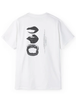 Vit t-shirt med grafiskt tryck från CIVARIZE - Säljer en vit t-shirt från CIVARIZE med ett unikt svart grafiskt tryck av läppar och mun på ryggen. Framsidan har en liten diskret logga på bröstet. Klassisk passform och rund halsringning. Perfekt för dig som gillar streetwear och stilrena detaljer. Finns att köpa på civare.store!