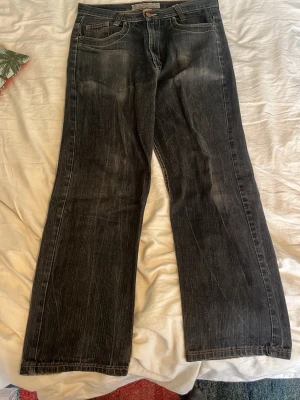 Baggy jeans - Sjukt snygga jeans med snygg passform. De har en cool brodering på fickorna och snygga detaljer på sömmarna. Skulle egentligen gärna ha kvar de men de har blivit för små. Inga defekter alls på dessa godingar. Pris kan diskuteras och skriv för mer bilder!