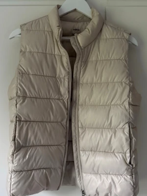 Väst från Mango  - Beige väst från Mango Storlek M  Använd fåtal gånger! 🤍🤍