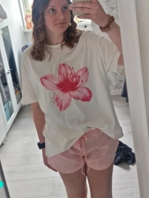 Oversized T-shirt - T-shirt med stor rosa blomma framtill. Materialet känns mjukt och bekvämt mot huden. 🤩   Skriv vid intresse ❤️