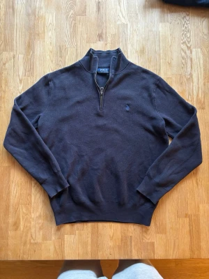 Mörkblå stickad halvzip från Polo Ralph Lauren - En av de bästa plaggen jag har ägt. Passar från casual till mer uppklädda tillfällen. Nypris ca 2200 kr.                                                                Armlängd:47 cm.                                           Brösstvid: ca 50 cm                                             Längd: ca 60 cm( från kragens sömn)