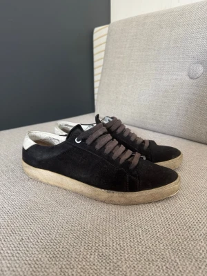 Saint Laurent SL/06 court  - Dom är väldigt använda jag skulle säga att dom passar lite stort om ni har frågor eller vill ha fler bilder är det bara att fråga 