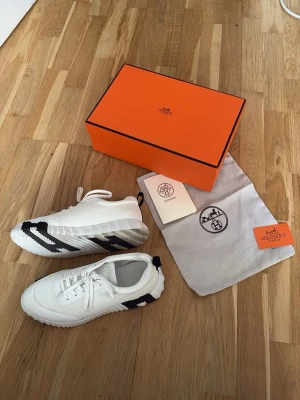 Herme*s sneakers - Ett par vita sneakers använda fåtal gånger inga skador osv. Tveka inte att skriva vid funderingar