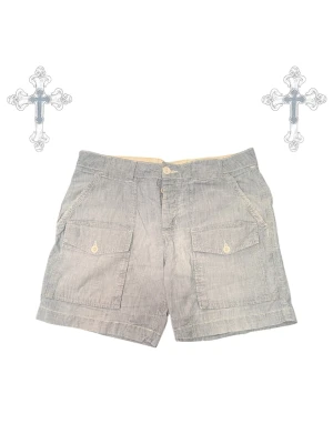 90s baggy shorts - Baggy skater shorts perfekta för sommarn 💥 Passar S-M, i fint skick! Rekommenderar starkt, hojta på DM för frågor och offers! 🤝