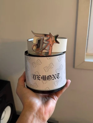 Demont skärp/belt  - Yo, säljer mitt Demont skärp ifrån en av deras första drop. Skärpet är i bra skick!