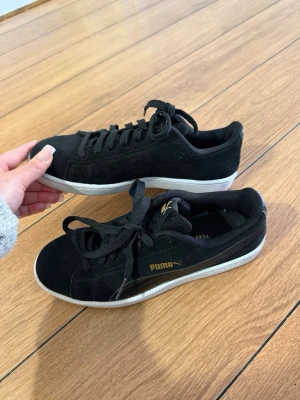 Puma skor - Svarta sneakers från Puma i klassisk låg modell med ovandel i mocka