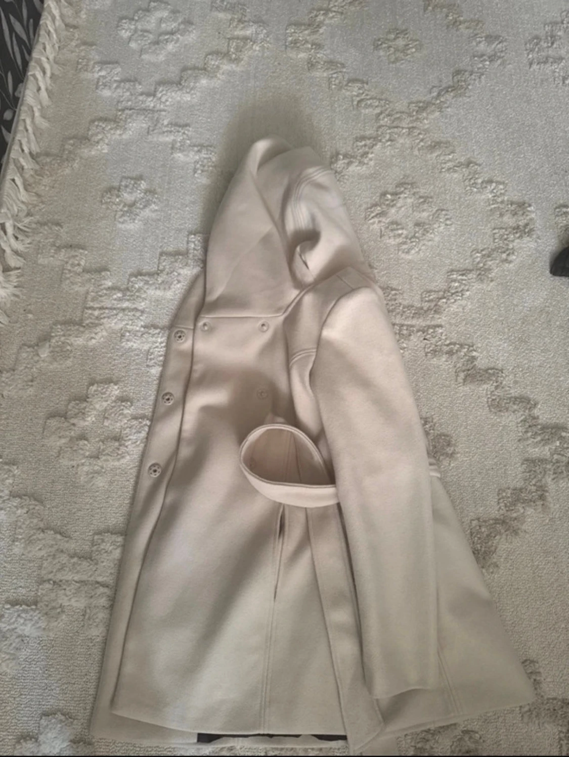 Beige kappa med huva och knytskärp - 1
