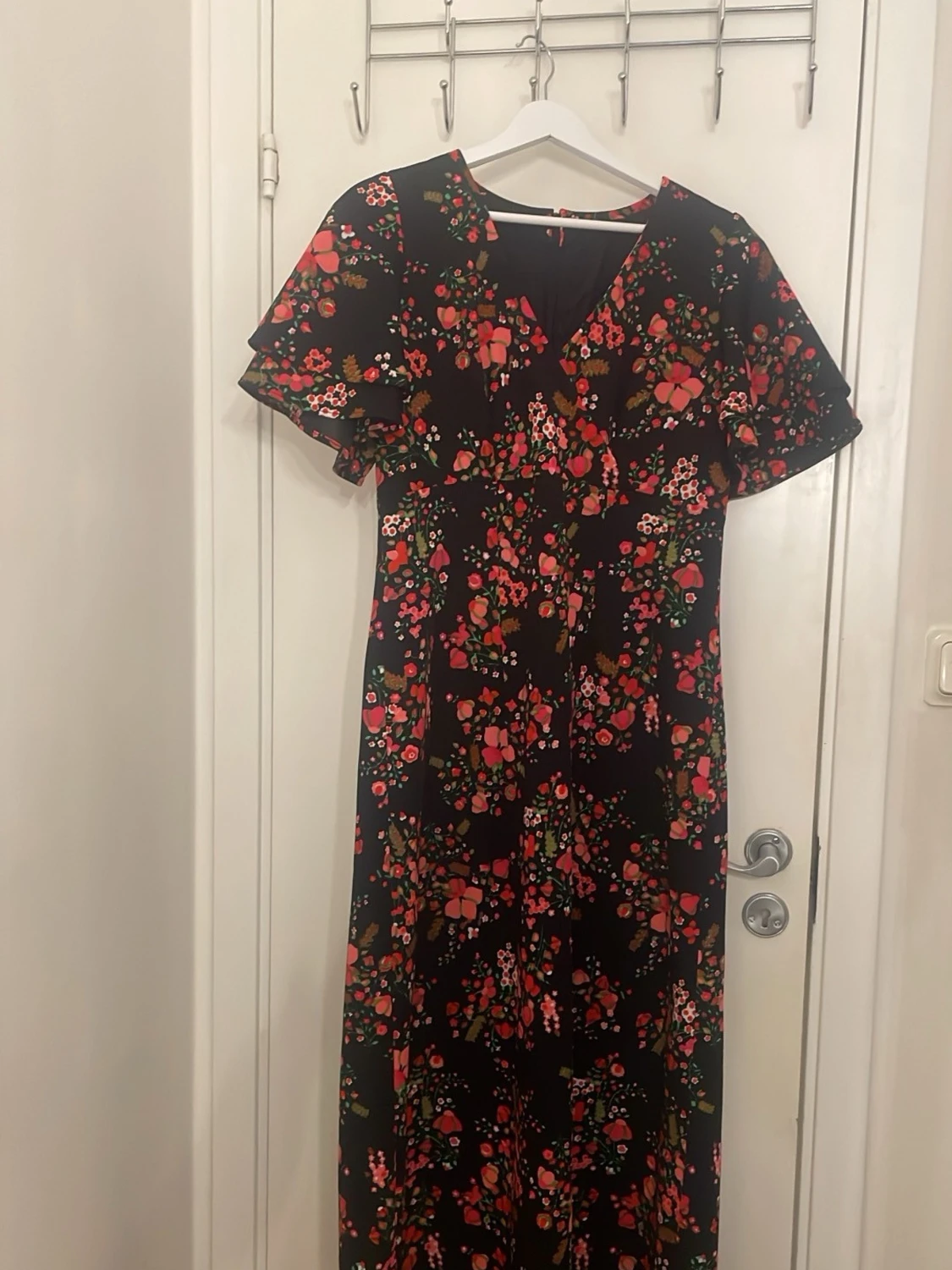 Svart långklänning med blommigt mönster - 2