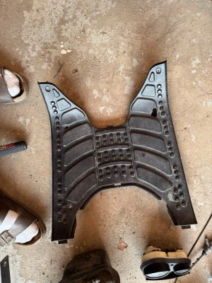 Svart plastkåpa och fotplatta till moped - Säljer en svart plastkåpa och en matchande fotplatta till moped eller scooter. Båda delarna är tillverkade i slitstark plast och har en enkel, funktionell design. Perfekt för dig som behöver reservdelar till din moped.