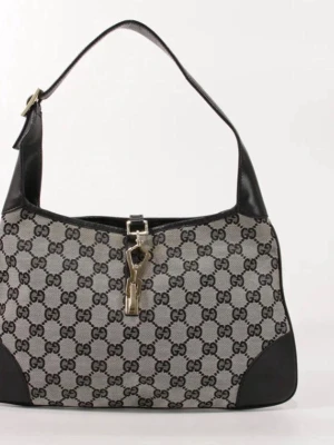 Gucci Jackie GG canvas vintage väska - Populära klassiska Jackie vintage modellen (storlek medium) från Gucci i beige med svarta läderdetaljer. Mycket bra skick invändigt och utvändigt. Inga fläckar eller skador. 