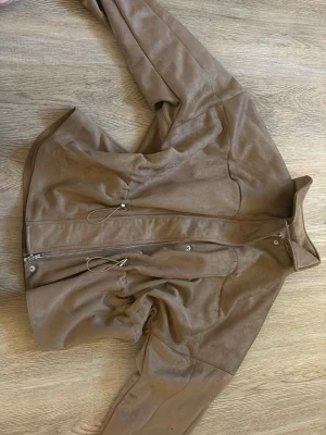 Beige mockajacka från Nelly - Super snygg brun mockajacka från Nelly! Så så fin mocka jacka som är perfekt att ha nu under våren🌸Nyskick, enbart använd en gång.