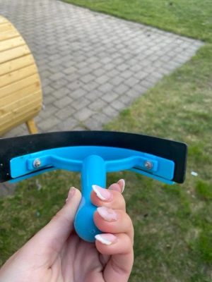 Blå ”pälsförbortning” häst  - En blå fönsterskrapa i plast med böjd form och svart gummikant. Perfekt för att snabbt och smidigt få bort päls. Helt ny. Pris diskuteras 