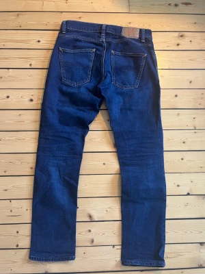 Nudie jeans Grim Tim - Feta Nudie jeans i Grim Tim modell, storlek 29:/30. Mycket bra skick. Skriv vid eventuella funderingar😁 fraktar inom 1-2 dagar