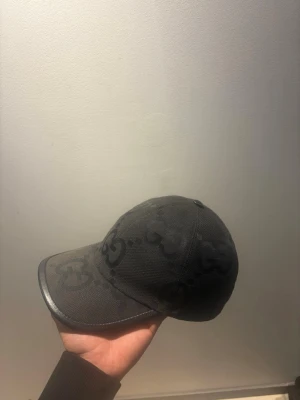 Gucci keps  - Äkta gucci jumbo i svart. Inga skador, kepsen är i fint skick. 