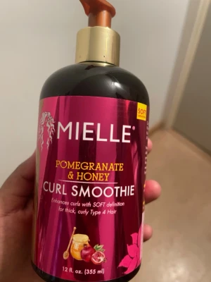 Mielle Curl Smoothie Pomegranate & Honey - Mielle Curl Smoothie med granatäpple och honung är en krämig hårprodukt som definierar och mjukgör lockigt hår. Andväld 1 gång 