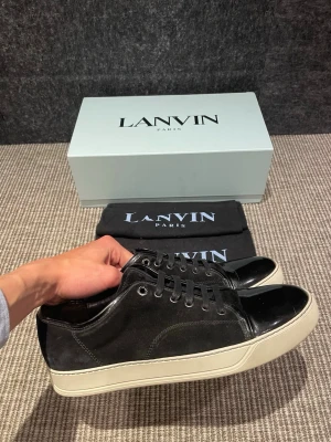 Lanvin skor  - Hej, säljer nu dessa svin snygga lanvin skor. Skorna är i grymt skick! Saknar orginal sulan  Begränsat antal boxar och dustbag. Hör av dig vid frågor. 