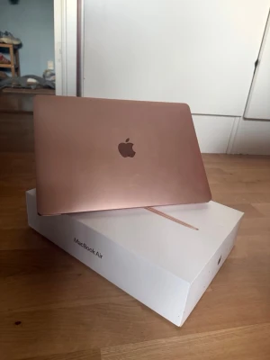 MacBook Air i roséguld - Snygg MacBook Air i roséguld med stilren och tunn design. Aluminiumchassi och bakgrundsbelyst tangentbord. Perfekt för studier, surf och kreativt arbete. Levereras med originalkartong, MacBook m1. Inga skador!