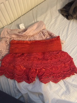 Korall virkade spets shorts - Superfina spetsshorts i korallfärg (ljusrosa och röd/korall) både två för 400kr💕 märket är tally Weijl och den andra är från forver21