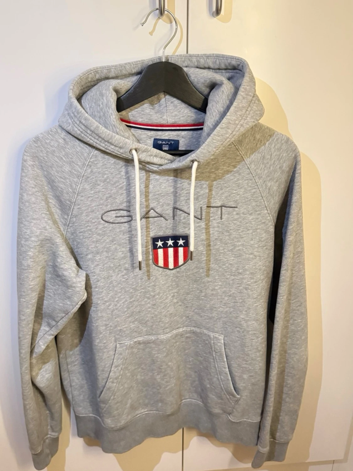 Grå hoodie från GANT med logga - 2