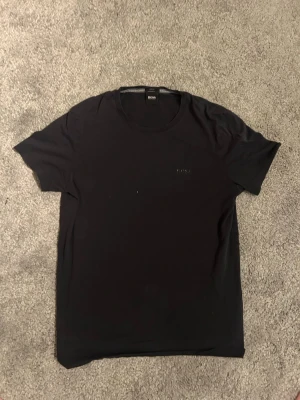 Hugo boss t shirt  - Snygg svart t-shirt från Hugo BOSS. Den är använd fåtal gånger och är äkta, storlek s. Pris kan diskuteras 👌🖤(köpare står för frakt)